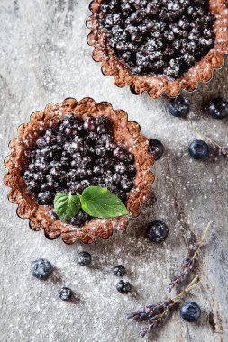 Naneli lavantalı ev yapımı yaban mersinli turta. gri taş masa
