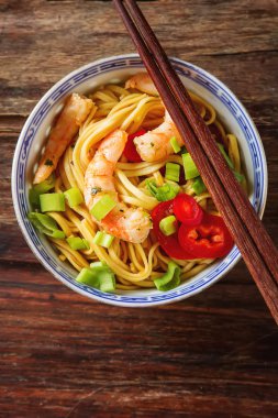 Sebze, karides, yeşil soğan ile Mavi seramik fincan erişte 