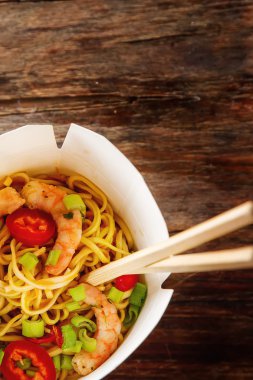 Sebze, karides, tatlı ve ekşi yeşil soğan ile erişte 