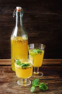 Alkollü kokteyl taze tutku meyve nane ve buz ile.