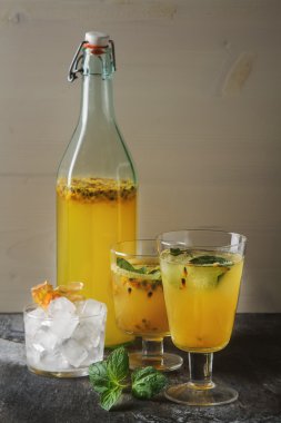 Alkollü kokteyl taze tutku meyve nane ve buz ile.