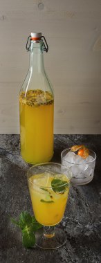 Alkollü kokteyl taze tutku meyve nane ve buz ile.