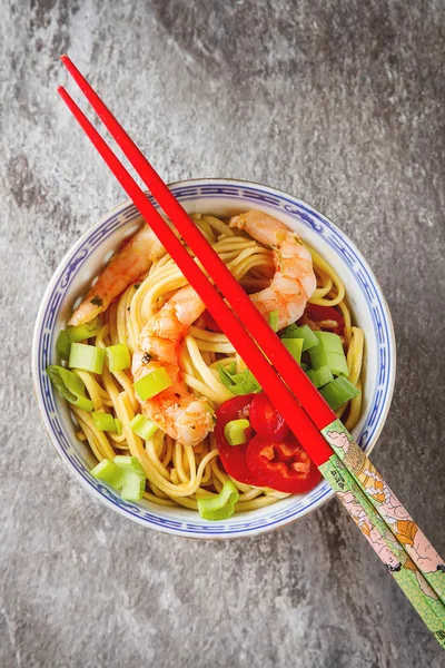 Fideos de cerámica azul con verduras, camarones, cebollas verdes — Foto de Stock