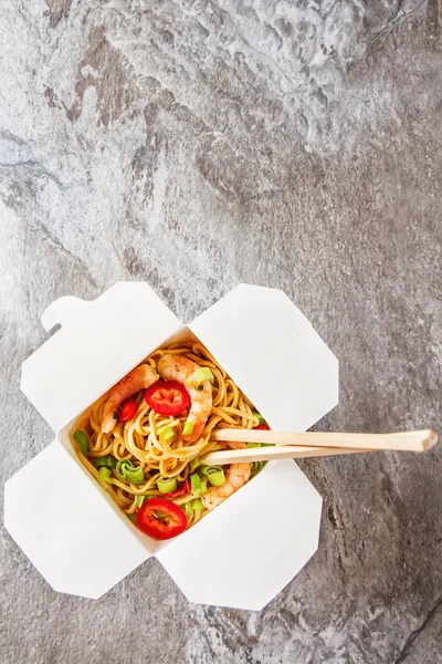 Fideos con verduras, camarones, cebollas verdes en dulce y agrio — Foto de Stock