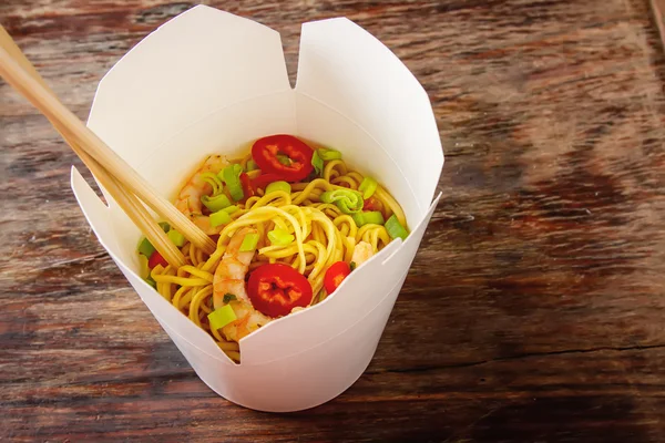 Fideos con verduras, camarones, cebollas verdes en dulce y agrio — Foto de Stock