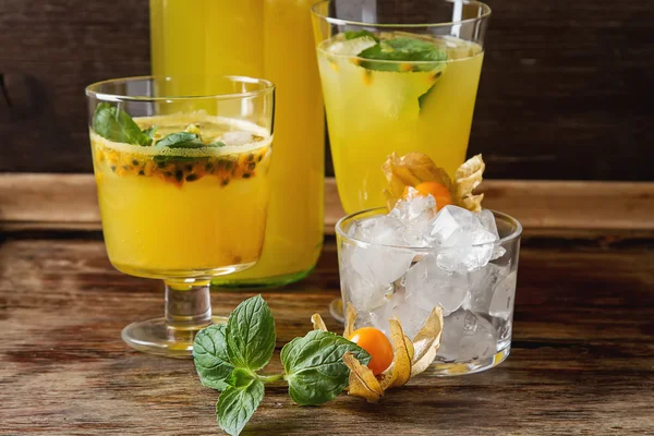 Cóctel alcohólico fruta fresca de la pasión con menta y hielo . — Foto de Stock