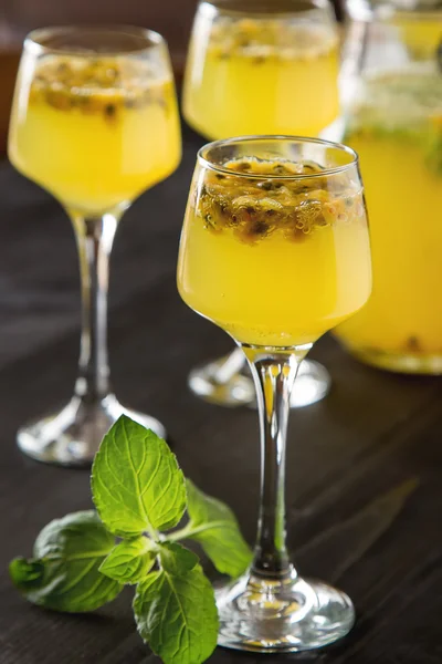 Cóctel alcohólico fruta fresca de la pasión con menta y hielo . — Foto de Stock