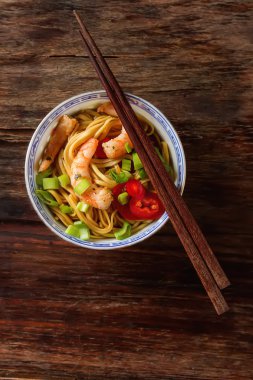 Sebze, karides, yeşil soğan ile Mavi seramik fincan erişte 