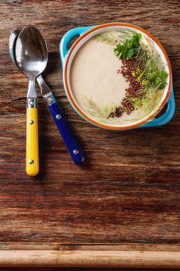 Maydanoz 【Colore ile mavi bir tabak içinde ev yapımı krem mantar çorbası