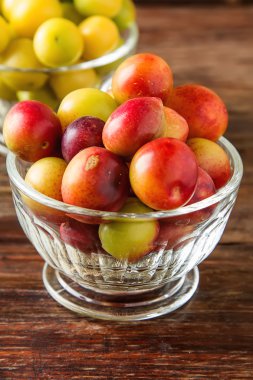 Olgun Erik bir cam. Koyu ahşap arka plan