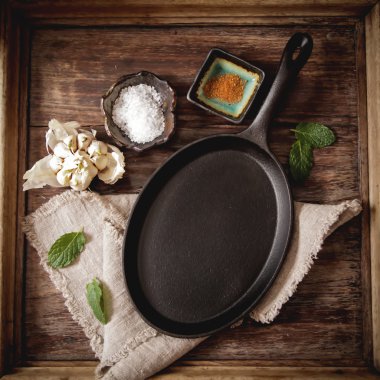 tuz ve biber ile boş metal tava tarifi