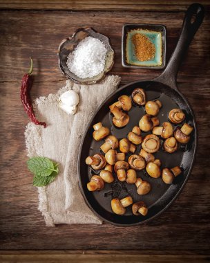 tuz ve biber ahşap zemin ile kızarmış yağlı mantar