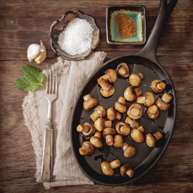 tuz ve biber ahşap zemin ile kızarmış yağlı mantar