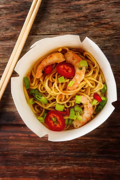 Fideos con verduras, camarones, cebollas verdes en dulce y agrio — Foto de Stock