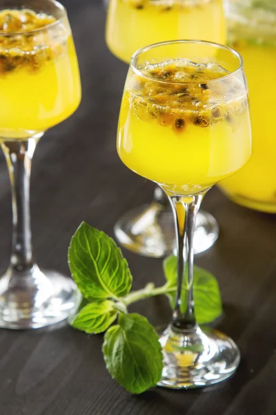 Cóctel alcohólico con fruta fresca de la pasión con menta y hielo. D) — Foto de Stock