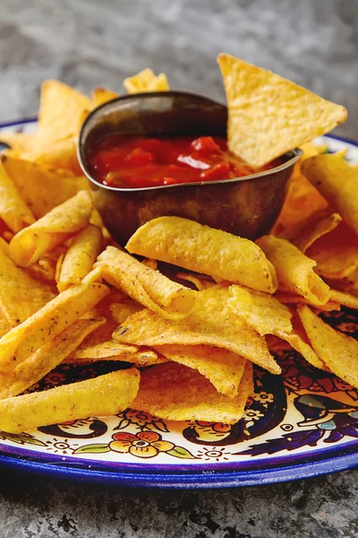 Tortillas fritas en un plato azul con salsa de tomate picante. Mexicano — Foto de Stock