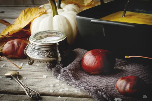 Tök finom, narancs, őszi leves. ebéd a Halloween — Stock Fotó