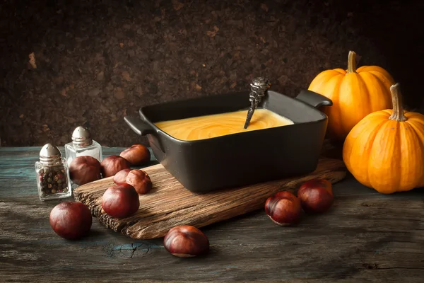 Delicious, orange, autumn pumpkin soup. lunch at Halloween — Stock Photo, Image