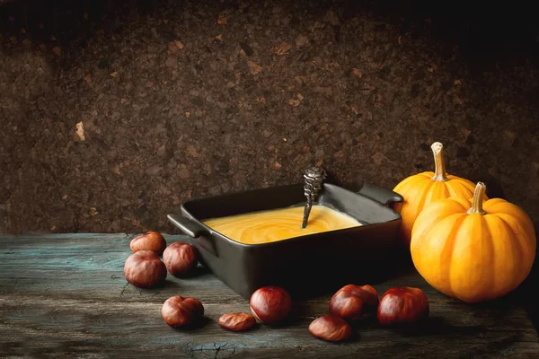 Deliciosa, laranja, sopa de abóbora outono. almoço no Halloween — Fotografia de Stock