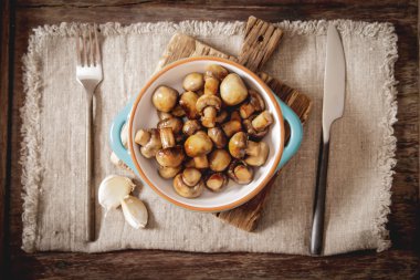 tuz ve biber ahşap zemin ile kızarmış yağlı mantar