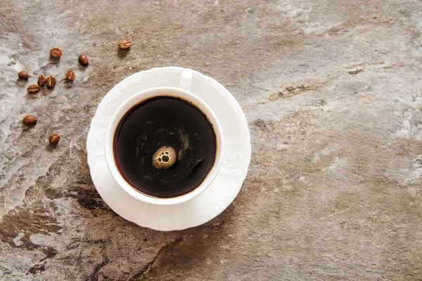 Café negro con granos de café y azúcar — Foto de Stock