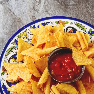 Tortilla cips baharatlı domates salsa ile mavi tabakta. Meksika 