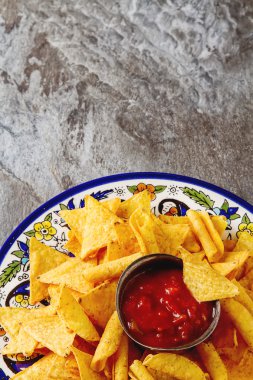 Tortilla cips baharatlı domates salsa ile mavi tabakta. Meksika 