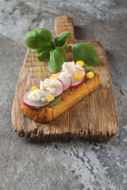 Yeşillik, domates, turp, zeytin ile ev yapımı sandviç. Gri 