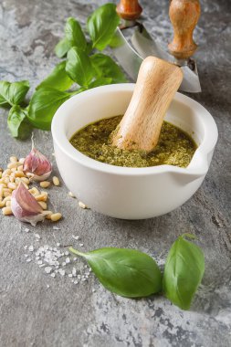 Ev yapımı yeşil pesto sos fesleğen ve beyaz mor çam fıstığı