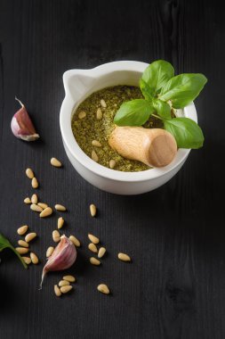 Ev yapımı yeşil pesto sos fesleğen ve beyaz mor çam fıstığı