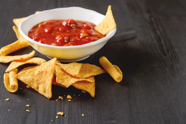 Tortilla chips on a blue plate with spicy tomato salsa. Mexican — Stock Photo, Image