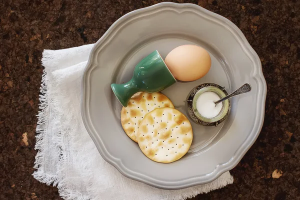 Κοτόπουλο και ορτύκια αυγά. Πάσχα πρωινό — Φωτογραφία Αρχείου