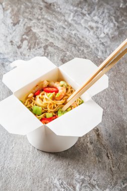 Sebze, karides, tatlı ve ekşi yeşil soğan ile erişte 