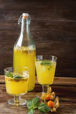 Alkollü kokteyl ile taze tutku meyve nane ve buz ile. D