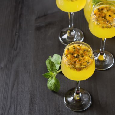 Alkollü kokteyl ile taze tutku meyve nane ve buz ile. D