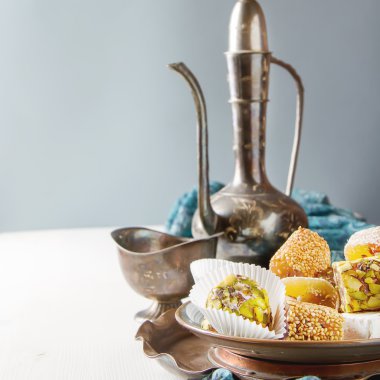 Doğu tatlılar. Bir vazoda Antep fıstığı ile Türk lokumu. F