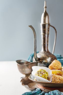 Doğu tatlılar. Bir vazoda Antep fıstığı ile Türk lokumu. F
