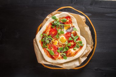 Domates ve bıldırcın ev İtalyan pizza salata bir pişirme üzerinde yumurta 