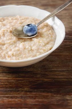 Mükemmel kahvaltı. Yaban mersini ile yulaf ezmesi. Sağlıklı beslenme için 