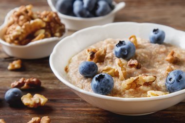 Mükemmel kahvaltı. Yaban mersini ile yulaf ezmesi. Sağlıklı beslenme için 