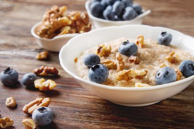 Mükemmel kahvaltı. Yaban mersini ile yulaf ezmesi. Sağlıklı beslenme için 