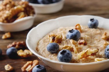 Mükemmel kahvaltı. Yaban mersini ile yulaf ezmesi. Sağlıklı beslenme için 