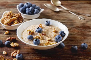 Mükemmel kahvaltı. Yaban mersini ile yulaf ezmesi. Sağlıklı beslenme için 