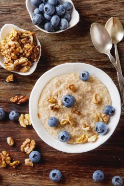Mükemmel kahvaltı. Yaban mersini ile yulaf ezmesi. Sağlıklı beslenme için 