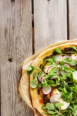 Pesto, marul ve turp pape pişirme üzerinde ev İtalyan pizza