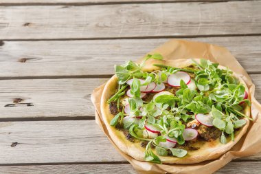Pesto, marul ve turp pape pişirme üzerinde ev İtalyan pizza