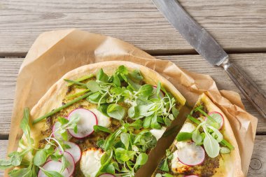 Pesto, marul ve turp pape pişirme üzerinde ev İtalyan pizza