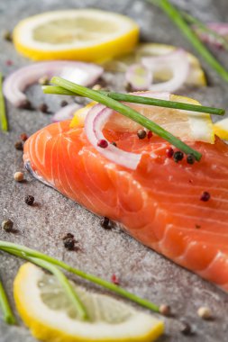 Limon karabiber ve tuz ile taze somon bir parçası. Gri taş