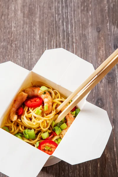 Noodles with vegetables, shrimp, green onions in sweet and sour — Stock Photo, Image