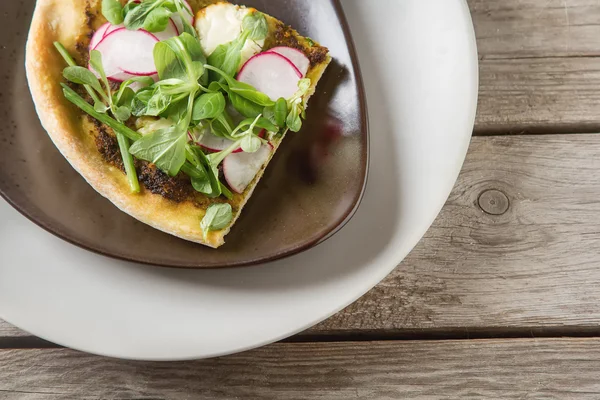 Pesto, marul ve turp gri plaka üzerinde ev İtalyan pizza.